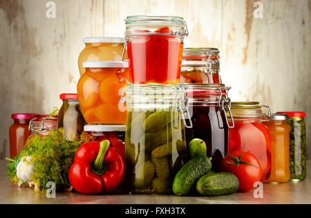 I vasetti con verdure sottaceto e fruttato composte. Conserve Alimentari Foto Stock