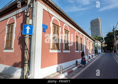 Piccola casa a Hevrat sabbia street nella Neve Tzedek a Tel Aviv, Israele. Neve Tzedek torre sulla backgruond Foto Stock