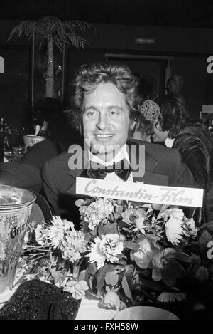 Der amerikanische Schauspieler Michael Douglas beim SPIO Filmball in München 1976, Deutschland 1970er Jahre. Attore americano Michael Douglas a SPIO Filmball a Monaco di Baviera 1976, Germania degli anni settanta. 24x36swNegV104 Foto Stock