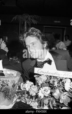 Der amerikanische Schauspieler Michael Douglas beim SPIO Filmball in München 1976, Deutschland 1970er Jahre. Attore americano Michael Douglas a SPIO Filmball a Monaco di Baviera 1976, Germania degli anni settanta. 24x36swNegV104 Foto Stock