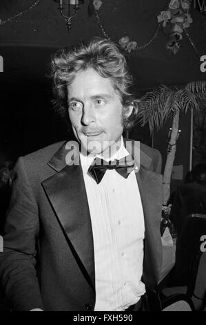 Der amerikanische Schauspieler Michael Douglas beim SPIO Filmball in München 1976, Deutschland 1970er Jahre. Attore americano Michael Douglas a SPIO Filmball a Monaco di Baviera 1976, Germania degli anni settanta. 24x36swNegV104 Foto Stock