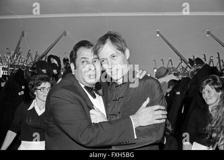 Der amerikanische Schauspieler David Carradine beim Deutschen Filmball am 16.01.1976 in München, Deutschland 1970er Jahre. Attore americano David Carradine del Deutscher Filmball il 16 gennaio 1976 a Monaco di Baviera in Germania degli anni settanta. 24x36swNegV113 Foto Stock