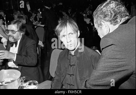 Der amerikanische Schauspieler David Carradine beim Deutschen Filmball am 16.01.1976 in München, Deutschland 1970er Jahre. Attore americano David Carradine del Deutscher Filmball il 16 gennaio 1976 a Monaco di Baviera in Germania degli anni settanta. 24x36swNegV116 Foto Stock