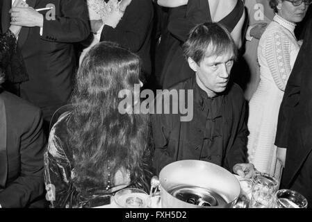 Der amerikanische Schauspieler David Carradine beim Deutschen Filmball am 16.01.1976 in München, Deutschland 1970er Jahre. Attore americano David Carradine del Deutscher Filmball il 16 gennaio 1976 a Monaco di Baviera in Germania degli anni settanta. 24x36swNegV116 Foto Stock