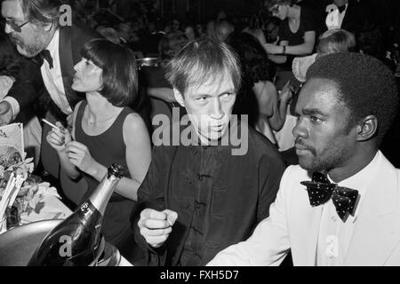 Der amerikanische Schauspieler David Carradine beim Deutschen Filmball am 16.01.1976 in München, Deutschland 1970er Jahre. Attore americano David Carradine del Deutscher Filmball il 16 gennaio 1976 a Monaco di Baviera in Germania degli anni settanta. 24x36swNegV116 Foto Stock