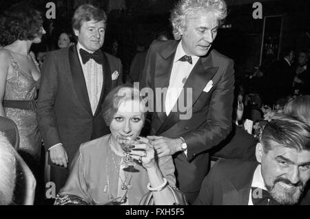 Deutsche Schauspielerin und Sängerin Margot Werner mit Veit Relin und Mario Adorf (rechts) beim Deutschen Filmball am 16.01.1976 in München, Deutschland 1970er Jahre. Cantante tedesca Margot Werner con Veit Relin e Mario Adorf (destra) del Deutscher Filmball il 16 gennaio 1976 a Monaco di Baviera in Germania degli anni settanta. 24x36swNegV114 Foto Stock