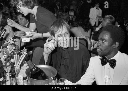 Der amerikanische Schauspieler David Carradine beim Deutschen Filmball am 16.01.1976 in München, Deutschland 1970er Jahre. Attore americano David Carradine del Deutscher Filmball il 16 gennaio 1976 a Monaco di Baviera in Germania degli anni settanta. 24x36swNegV114 Foto Stock