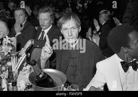 Der amerikanische Schauspieler David Carradine beim Deutschen Filmball am 16.01.1976 in München, Deutschland 1970er Jahre. Attore americano David Carradine del Deutscher Filmball il 16 gennaio 1976 a Monaco di Baviera in Germania degli anni settanta. 24x36swNegV114 Foto Stock