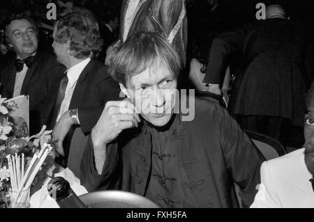 Der amerikanische Schauspieler David Carradine beim Deutschen Filmball am 16.01.1976 in München, Deutschland 1970er Jahre. Attore americano David Carradine del Deutscher Filmball il 16 gennaio 1976 a Monaco di Baviera in Germania degli anni settanta. 24x36swNegV114 Foto Stock