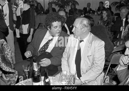 Der deutsche Schauspieler Peter Kern mit Priduzent Luggi Waldleitner bei der Premiere von 'Edith' in München, Deutschland 1980er Jahre. Attore tedesco Peter Kern con il produttore Luggi Waldleitner, alla premiere di 'Edith" a Monaco di Baviera, Germania degli anni ottanta. 24x36swNegV153 Foto Stock