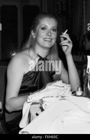 Französische Schauspielerin Catherine Deneuve, Deutschland 1980er Jahre. L'attrice francese Catherine Deneuve, Germania degli anni ottanta. 24x36swNegV159 Foto Stock
