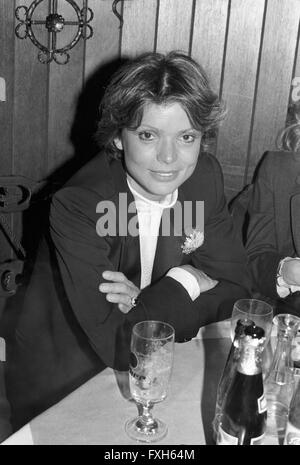 Deutsche Schauspielerin Uschi Glas bei der Premierenfeier des Theaterstücks "Italienische Hochzeit", Deutschland 1980er Jahre. Attrice tedesca Uschi Glas al partito della premiere del gioco "Italienische Hochzeit", Germania degli anni ottanta. 24x36swNegV194 Foto Stock