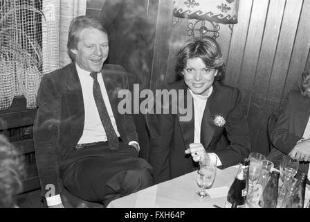 Deutsche Schauspielerin Uschi Glas bei der Premierenfeier des Theaterstücks "Italienische Hochzeit", Deutschland 1980er Jahre. Attrice tedesca Uschi Glas al partito della premiere del gioco "Italienische Hochzeit", Germania degli anni ottanta. 24x36swNegV194 Foto Stock