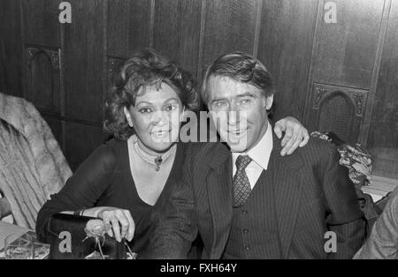 Bei der Premierenfeier des Theaterstücks "Italienische Hochzeit", Deutschland 1980er Jahre. A parte la premiere del gioco "Italienische Hochzeit", Germania degli anni ottanta. 24x36swNegV194 Foto Stock