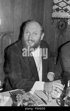 Der deutsche Sänger Ivan Rebroff bei der Premierenfeier des Theaterstücks "Italienische Hochzeit", Deutschland 1980er Jahre. Cantante tedesco Ivan Rebroff al partito della premiere del gioco "Italienische Hochzeit", Germania degli anni ottanta. 24x36swNegV195 Foto Stock