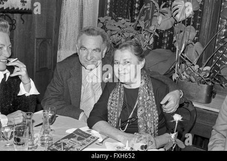 Bei der Premierenfeier des Theaterstücks "Italienische Hochzeit", Deutschland 1980er Jahre. A parte la premiere del gioco "Italienische Hochzeit", Germania degli anni ottanta. 24x36swNegV195 Foto Stock