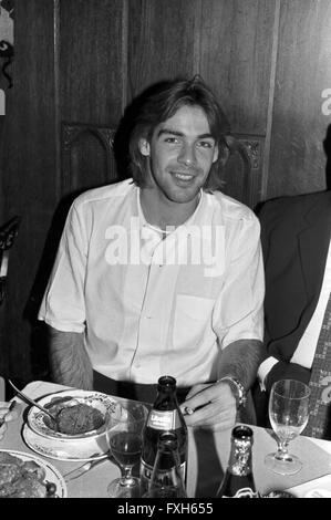 Der deutsche Schauspieler Sascha Hehn bei der Premierenfeier des Theaterstücks "Italienische Hochzeit", Deutschland 1980er Jahre. Attore tedesco Sascha Hehn al partito della premiere del gioco "Italienische Hochzeit", Germania degli anni ottanta. 24x36swNegV195 Foto Stock