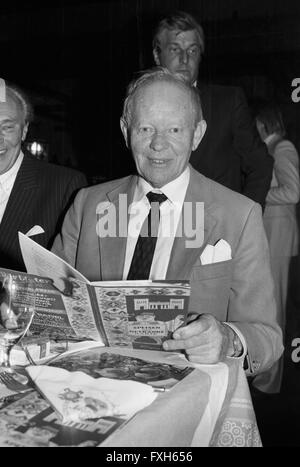 Bei der Premierenfeier des Theaterstücks "Italienische Hochzeit", Deutschland 1980er Jahre. A parte la premiere del gioco "Italienische Hochzeit", Germania degli anni ottanta. 24x36swNegV195 Foto Stock