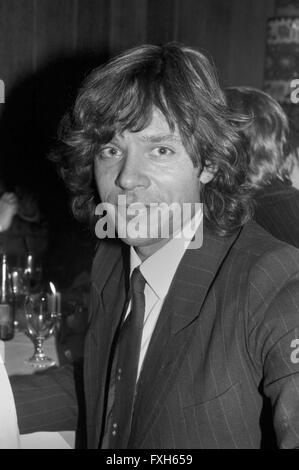 Der deutsche Schlägersänger Jürgen Drews bei der Premierenfeier des Theaterstücks "Italienische Hochzeit", Deutschland 1980er Jahre. Il tedesco schlager cantante Juergen Drews al partito della premiere del gioco "Italienische Hochzeit", Germania degli anni ottanta. 24x36swNegV195 Foto Stock