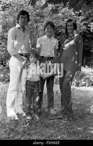 Der deutsche Schauspieler Christian Wolff mit Ehefrau Marina Handloser und den Söhnen (Patrick vorn); Deutschland 1980er Jahre. Attore tedesco Christian Wolff con sua moglie Handloser Marina e i suoi figli più giovani (Patrick, anteriore), Germania degli anni ottanta. 24x36swNegV187 Foto Stock