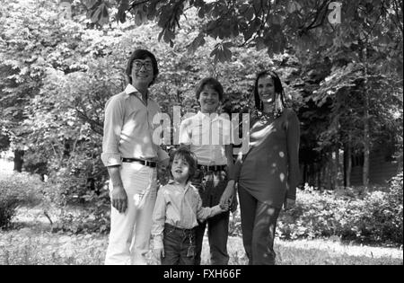 Der deutsche Schauspieler Christian Wolff mit Ehefrau Marina Handloser und den Söhnen (Patrick vorn); Deutschland 1980er Jahre. Attore tedesco Christian Wolff con sua moglie Handloser Marina e i suoi figli più giovani (Patrick, anteriore), Germania degli anni ottanta. 24x36swNegV187 Foto Stock