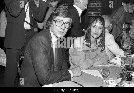 Der deutsche Schauspieler Christian Wolff mit Ehefrau Marina Handloser bei der Premiere des Theaterstück " Champagner Komödie', Deutschland 1980er Jahre. Attore tedesco Christian Wolff con sua moglie Marina Handloser alla premiere di giocare a 'Champagner Komoedie', Germania degli anni ottanta. 24x36swNegV188 Foto Stock