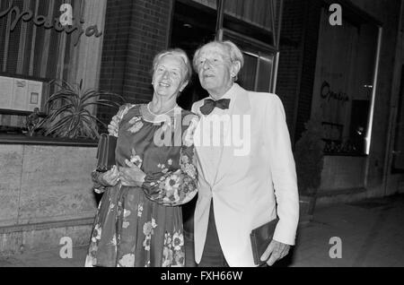 Der deutsche Schauspieler Ernst Fritz Fürbringer bei der Premiere des Theaterstück " Champagner Komödie', Deutschland 1980er Jahre. Attore tedesco Ernst Fritz Fuerbringer alla premiere di giocare a 'Champagner Komoedie', Germania degli anni ottanta. 24x36swNegV188 Foto Stock