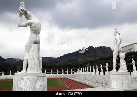 Statua di atleta in Stadio dei Marmi. Stadio dei Marmi un complesso sportivo al Foro Italico a Roma, Italia Foto Stock