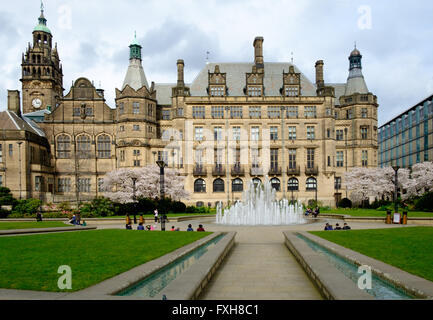 Sheffield Town Hall e Peace Gardens in primavera Foto Stock