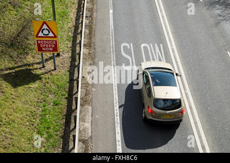 Vettura frenata alla attenzione a lento in giù sulla strada del Regno Unito Foto Stock