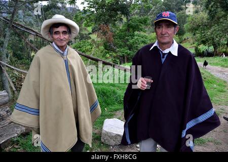 Gli agricoltori Cañazo potabile ( di canna da zucchero fermentato ) in Pulun ' Las Huaringas ' - HUANCABAMBA.. Dipartimento di Piura .PERÙ Foto Stock
