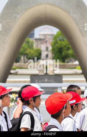 Scuola Giapponese bambini visita il Memorial il Cenotafio nel centro di Hiroshima Peace Memorial Park Foto Stock