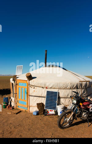 Ger nel Deserto del Gobi con vari modcons includente una motocicletta e pannelli solari. Foto Stock