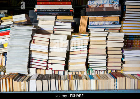 MADRID, Spagna-DICEMBRE 5 righe di libri di seconda mano per la vendita al mercato all'aperto nel Parco El Retiro, il 5 dicembre 2011 in madri Foto Stock