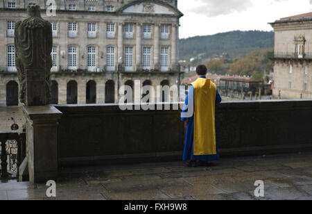 SANTIAGO DE COMPOSTELA CITTÀ, Spagna - dic 22: Spagna nord del freddo inverno, un monaco a piedi dalla scalinata della Cattedrale Foto Stock