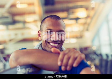 Ritratto uomo sorridente in palestra Foto Stock