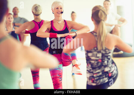 Istruttore di Fitness leader di classe di aerobica Foto Stock