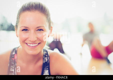 Close up ritratto donna sorridente in classe di esercizio Foto Stock