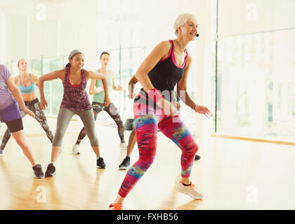 Energico istruttore di fitness leader di classe di aerobica Foto Stock