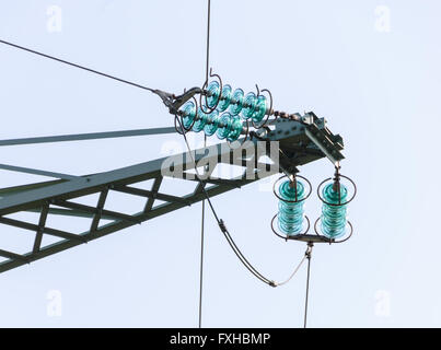 Traversa e isolatori in una torre di tensione di una linea ad alta tensione Foto Stock