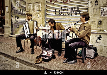 Musicisti di strada giocando a San Telmo, Buenos Aires, Argentina Foto Stock