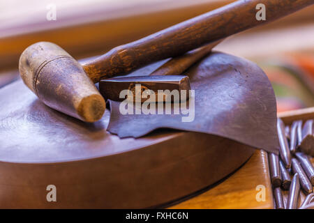 Strumenti per mano di goffratura in metallo e inseguono Foto Stock