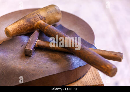 Strumenti per mano di goffratura in metallo e inseguono Foto Stock