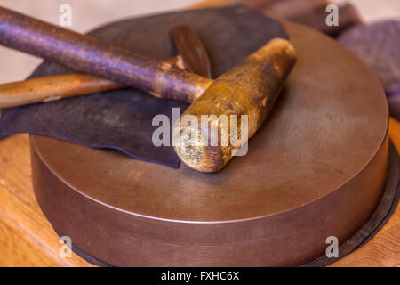 Strumenti per mano di goffratura in metallo e inseguono Foto Stock