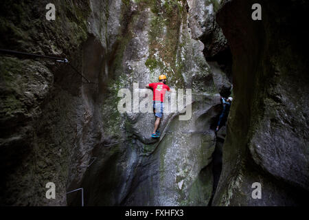 Il Sentiero attrezzato rio Sallagoni via ferrata, vicino ad Arco, Dolomiti, Italia Foto Stock