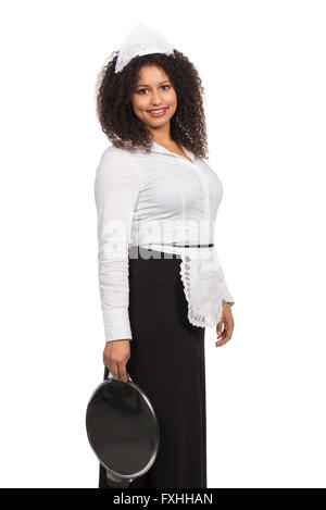Tagliare le immagini di un giovane sorridente che serve donna marrone con capelli ricci (afro) che è in possesso di una compressa vuota. La donna indossa Foto Stock