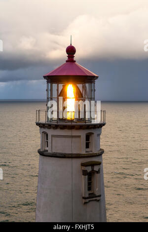 Una tempesta si avvicina al Heceta Head Lighthouse lungo la costa dell'Oregon a nord della città di Firenze. Foto Stock