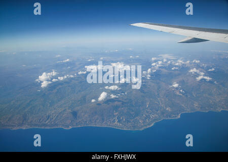 Vista aerea dell'ala di aeroplano e il paesaggio della costa, il mare e le nuvole in creta isola greca, grecia Europa Foto Stock