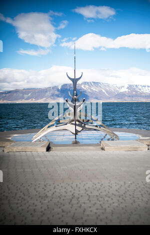 'Sun' Voyager Nave Vichinga scultura in Reykjavik Islanda. Foto Stock
