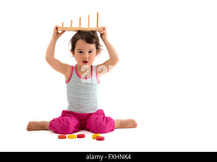 Bambini che giocano con educativo cup giocattoli. Isolato su sfondo bianco Foto Stock